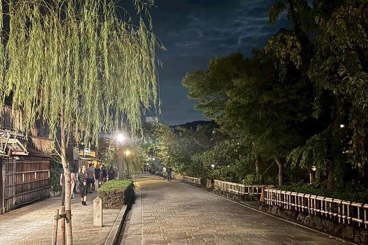 Kyoto night walk: Gion and Geisha district with local youth — photo 8