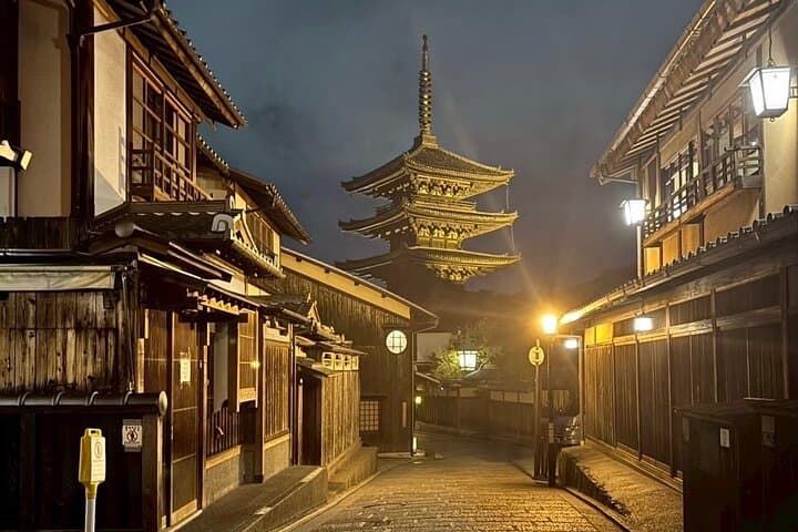 Kyoto night walk: Gion and Geisha district with local youth — photo 14
