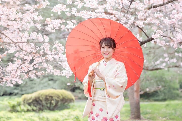 Premium Silk Kimono Rental inside Shinjuku Gyoen National Garden — photo 2