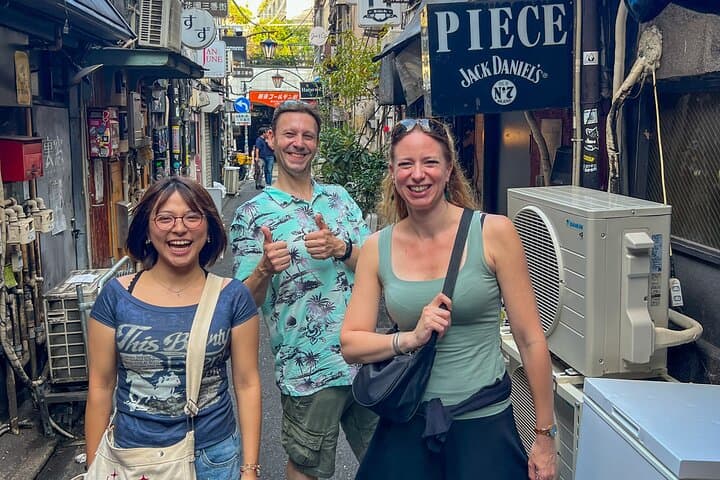 Tokyo: Private Shinjuku Tour - Golden Gai, Unlimited Sake — photo 2