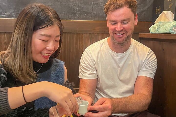 Tokyo: Private Shinjuku Tour - Golden Gai, Unlimited Sake — photo 5