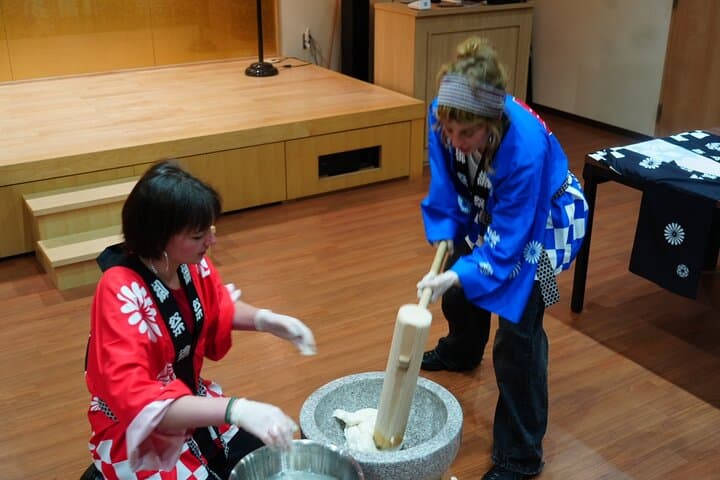 Mochi Pounding and Sushi Making Experience in Tokyo — photo 15