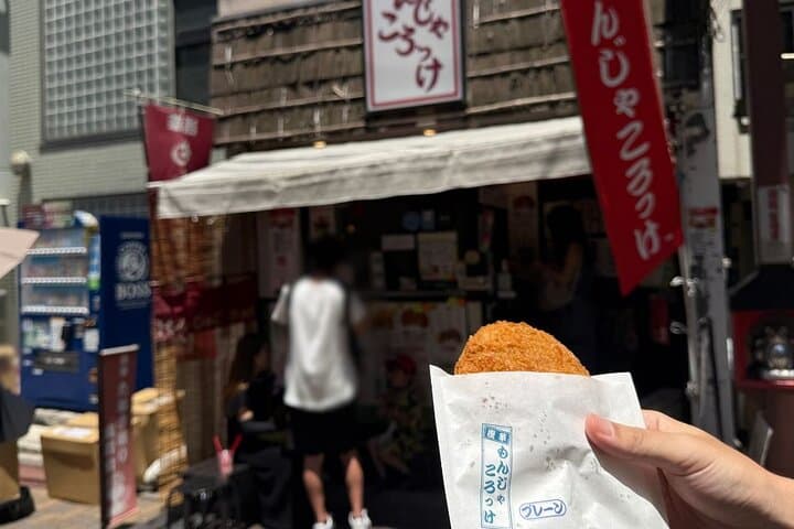 Asakusa: Senso-ji Sightseeing & Street Food Tour with Photos — photo 10