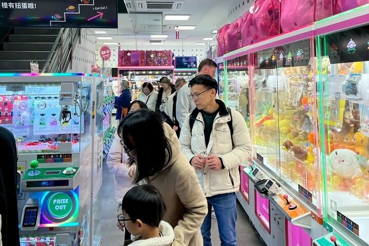 Tokyo Night Walking Tour at Shibuya and Shinjuku Hidden Alleys — photo 8