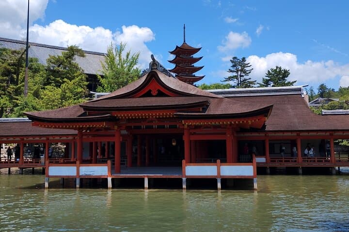 Hiroshima Peace Memorial and Miyajima 1 Day Tour with Local — photo 3