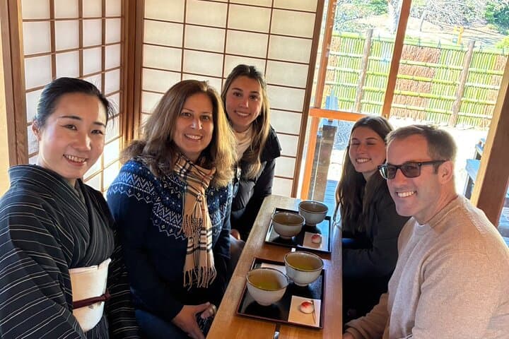 Tsukiji Food Strolling and Hama Rikyu Garden Walking Tour — photo 2