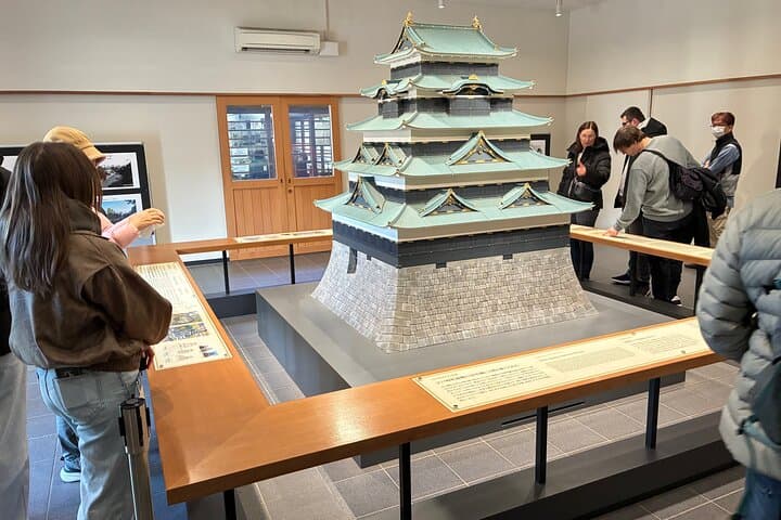 Tokyo Imperial Palace History Tour with expert longtime resident — photo 5