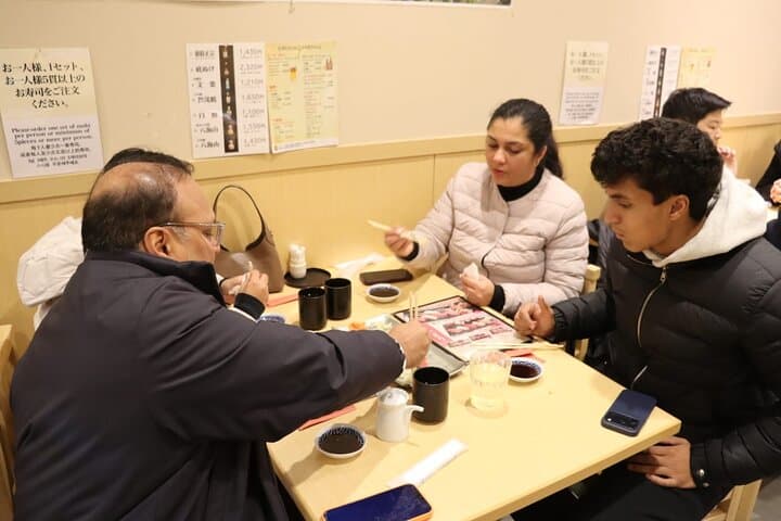 Tokyo: Tuna Auction at Toyosu & Tsukiji Food Walking Tour — photo 6