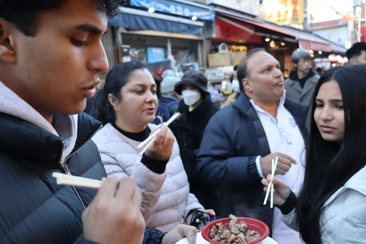 Tokyo: Tuna Auction at Toyosu & Tsukiji Food Walking Tour — photo 2