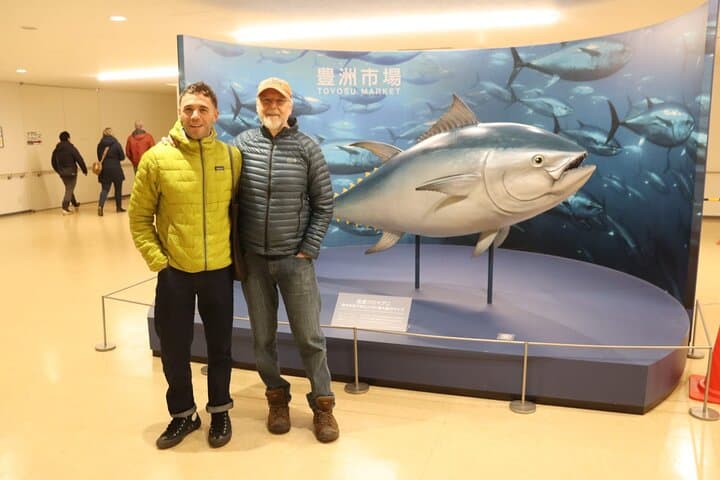 Tokyo: Tuna Auction at Toyosu & Tsukiji Food Walking Tour — photo 4