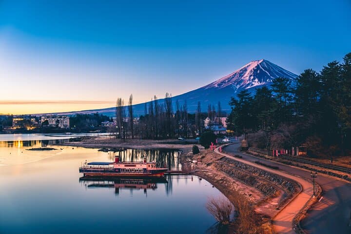 Iconic Mount Fuji & Lake Kawaguchiko Breathtaking Private Tour — photo 2