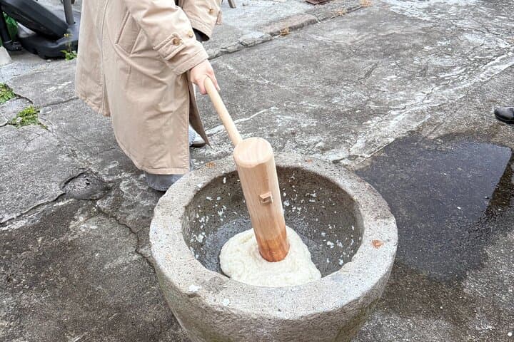 Experience Traditional Winter 'Mochi-pounding' in Beppu — photo 2