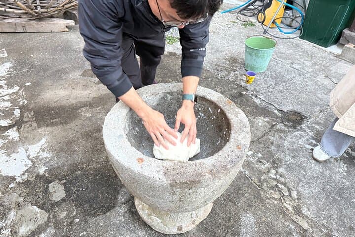 Experience Traditional Winter 'Mochi-pounding' in Beppu — photo 4