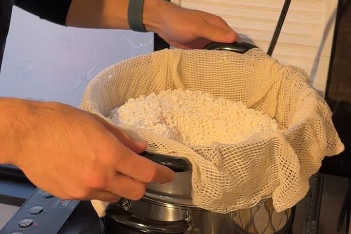 Experience Traditional Winter 'Mochi-pounding' in Beppu — photo 5