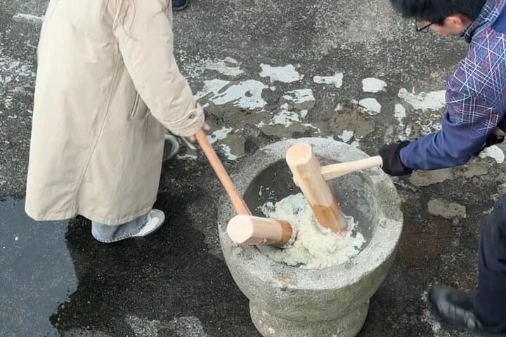 Experience Traditional Winter 'Mochi-pounding' in Beppu — photo 6