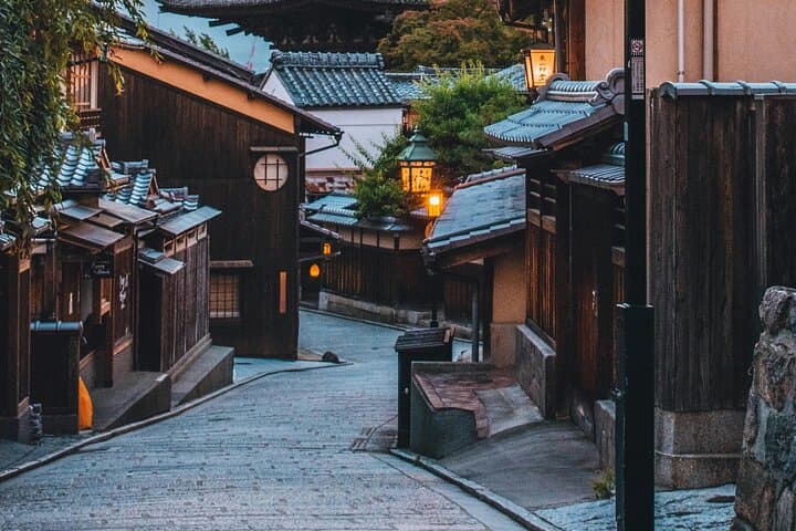 Kyoto Gion Walk with Local: Culture & Geisha World — photo 4