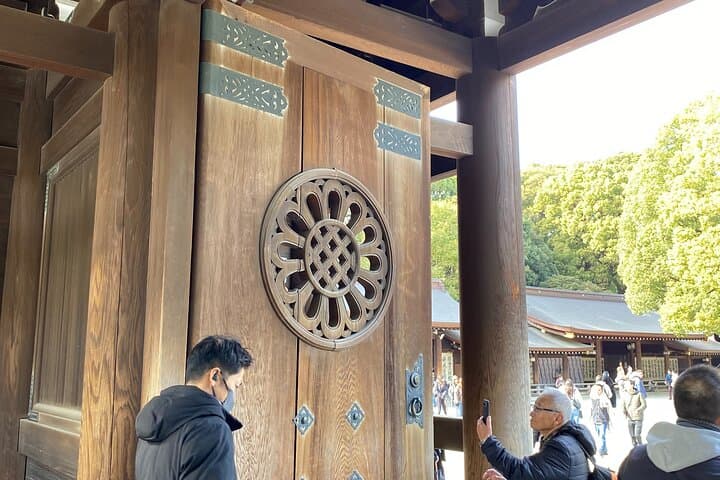 Pray Like a Local at Meiji Shrine – Guided Tour with Sake Barrels — photo 15