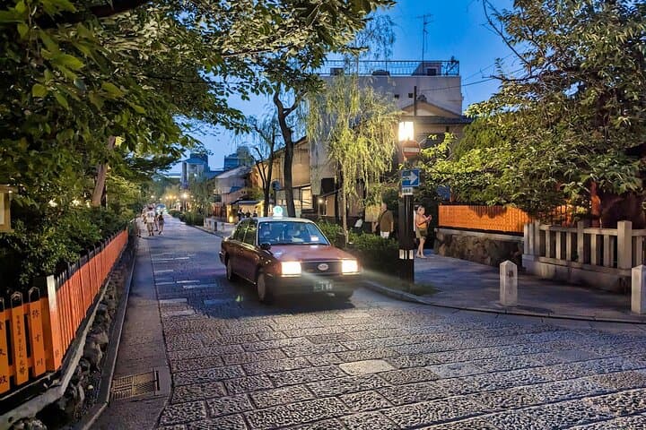 Kyoto Evening Magic: Fushimi Inari, Gion & Local Food Experience — photo 2
