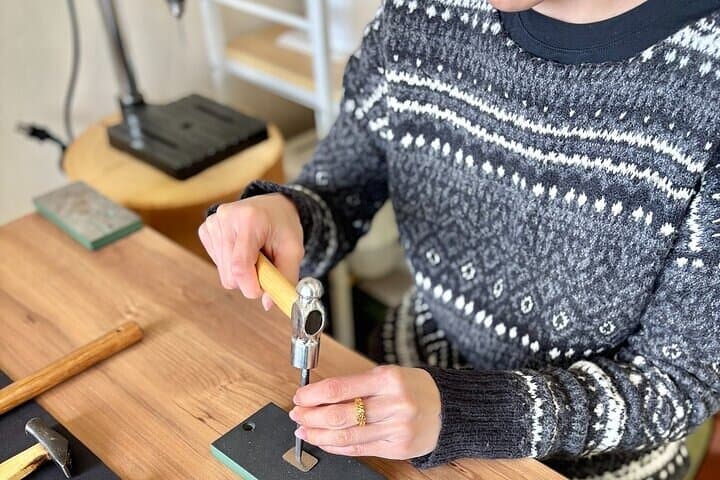 Titanium Art Workshop in Hammered Textures and Iridescent Colors — photo 3