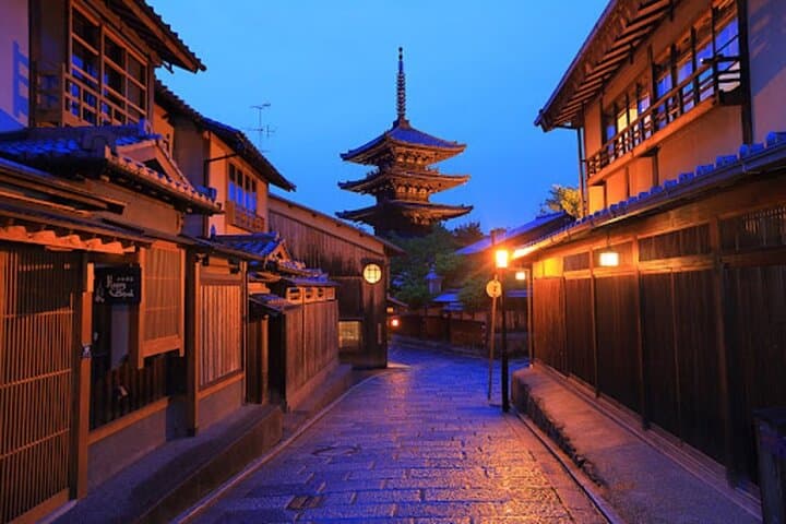 Gion Night Walk Inside Kyoto Unseen World of Geisha — photo 7