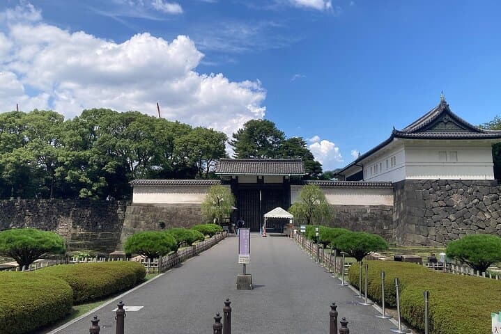 Tokyo Imperial Palace A Historical Food Tour With Guide and Car — photo 7