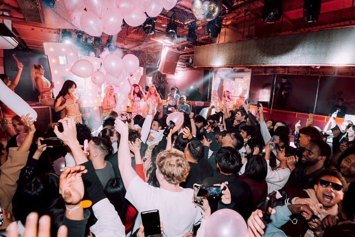 Osaka’s Iconic All-Pink NightClub: VIP Booth, Champagne & Show — photo 4