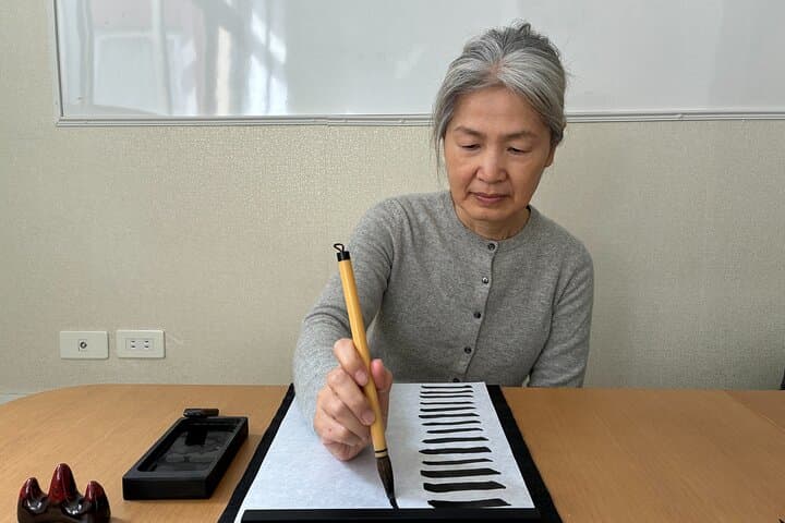 Tokyo: Private Calligraphy Class at Japanese Room in Shibuya — photo 16