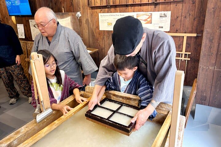 【Tokyo/Asakusa】Traditional Japanese Washi Papermaking experience — photo 6