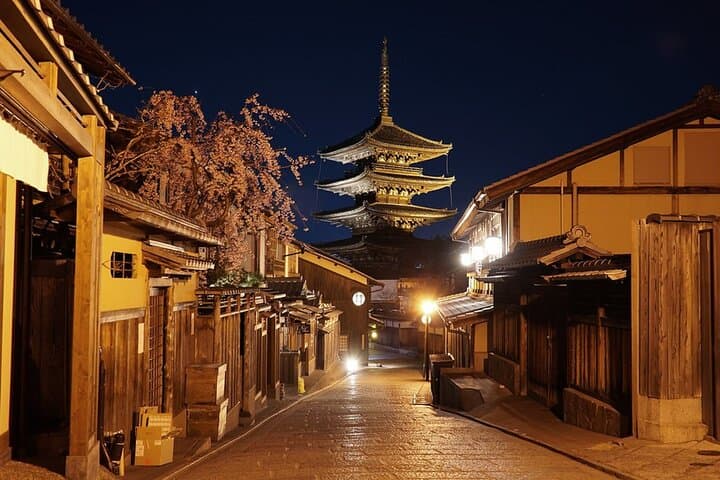 Kyoto Gion Night Walk & Geisha District Guided Tour — photo 2