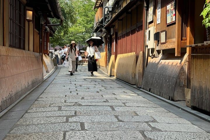 Kyoto: Gion Geisha District & Yasaka Shrine Walking Tour — photo 4