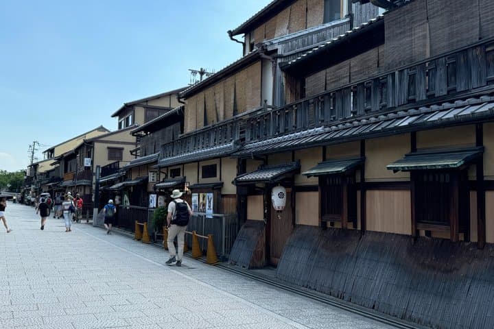 Kyoto: Gion Geisha District & Yasaka Shrine Walking Tour — photo 5