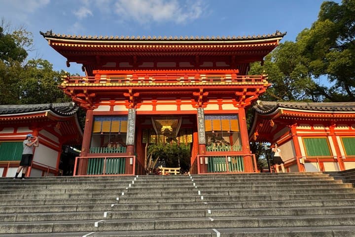Kyoto: Gion Geisha District & Yasaka Shrine Walking Tour — photo 6