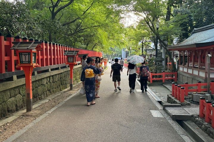 Kyoto: Gion Geisha District & Yasaka Shrine Walking Tour — photo 8