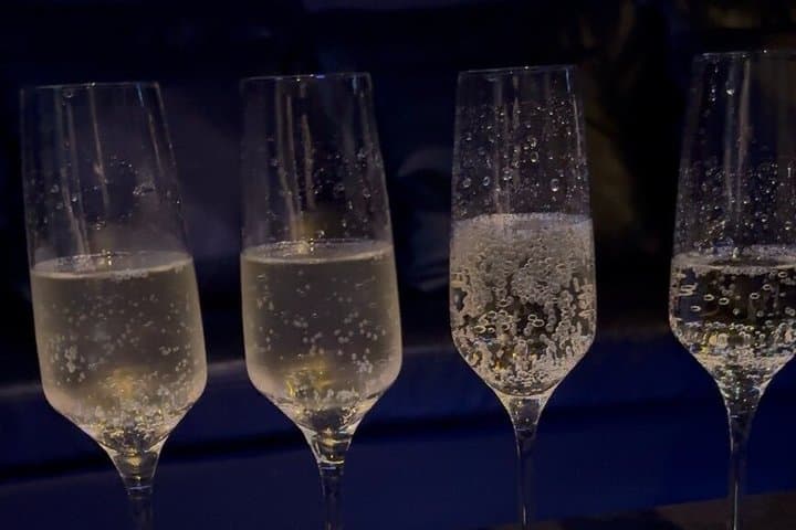Tokyo Roppongi Members‑Only Karaoke Bar Tour - Unlimited Drinks — photo 2