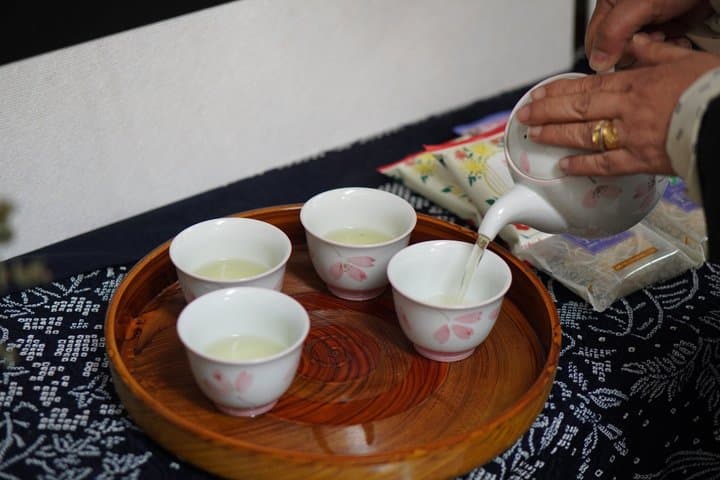 Contemporary Ikebana Art Workshop at Ganko Ji Temple Studio — photo 13