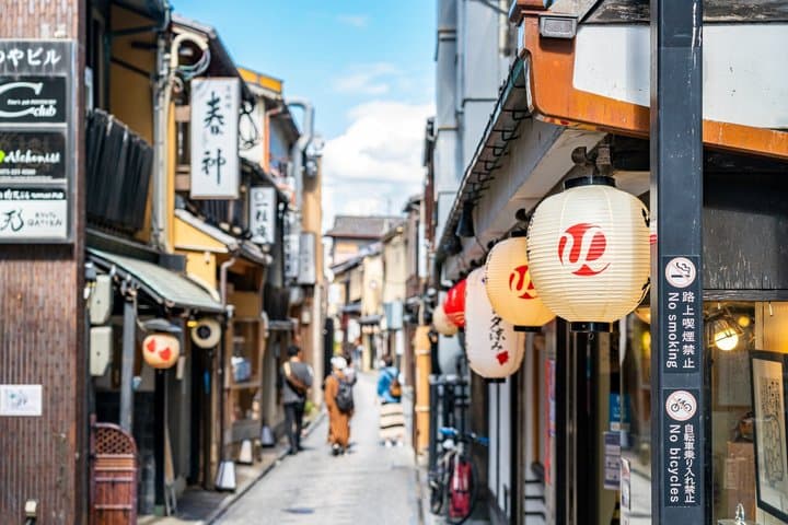 Hanamikoji Street Kyoto Private Walking Tour — photo 3