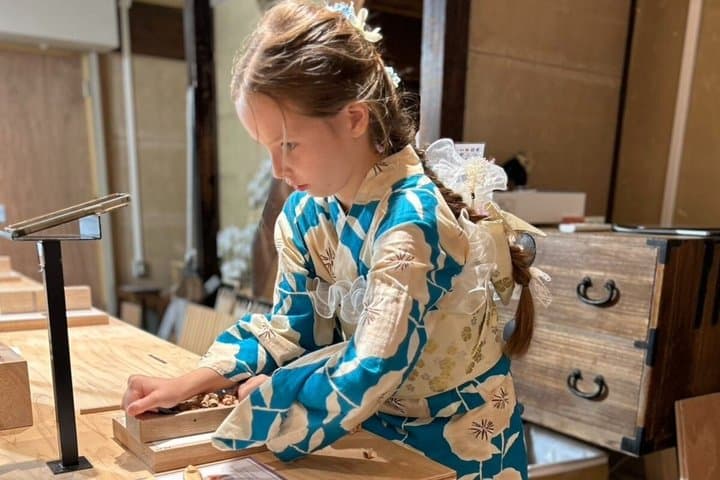 Create Unique Chopsticks in Kyoto’s 100-Year-Old Wooden Building — photo 1