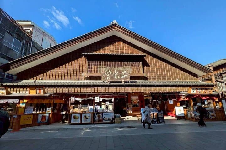 Ise Shrine in Mie Prefecture, Maneki Neko Painting Experience and Meoto Iwa Guided Tour by Private Car — photo 8