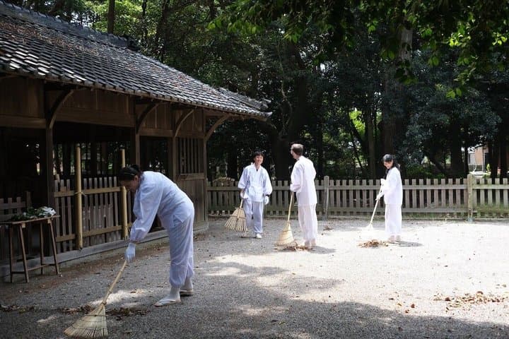 [Short Plan] Shrine Insider: Cleaning & Goshuin — photo 10