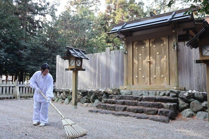 [Short Plan] Shrine Insider: Cleaning & Goshuin — photo 5