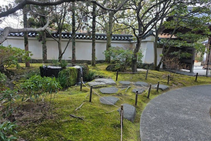 Himeji Castle Masterclass: Samurai Strategy & Zen Aesthetics — photo 4