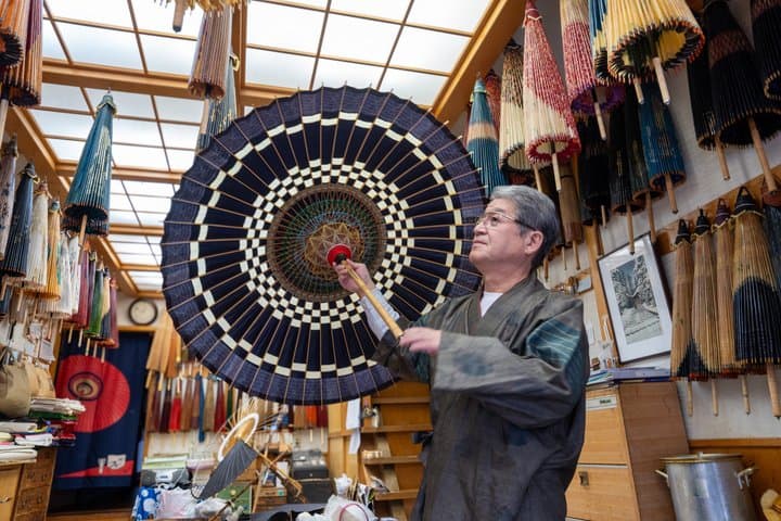 Kanazawa Samurai & Geisha Walk with 2 Craft Visits and Lunch — photo 2