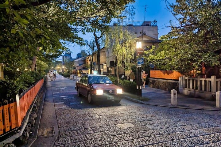 Private Kyoto Gion Night Food Tour — EN/FR/DE Guide — photo 1