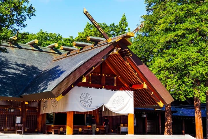 Hokkaido Shrine and Shiroi Koibito Park Sweets Across Generations — photo 2