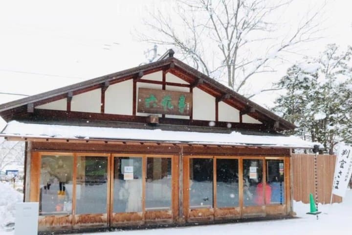 Hokkaido Shrine and Shiroi Koibito Park Sweets Across Generations — photo 7