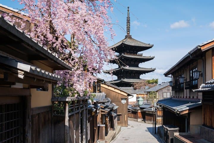 Kyoto Gion Evening Walk: Sake, Secret Alleys & Geisha District — photo 15