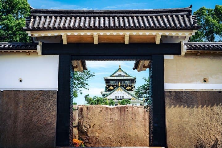 Private Alphard Tour Osaka Castle and Vibrant Old Town — photo 2