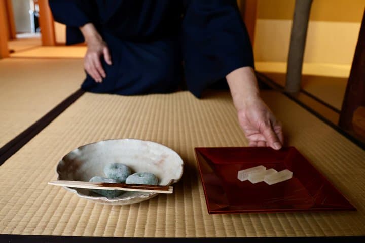 Traditional Japanese Tea Ceremony at Master's Private Tea Room — photo 9