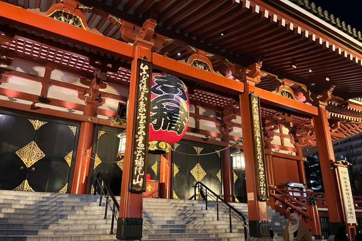 Tokyo Asakusa Night Photo Tour: Quiet Streets & Lit Temple — photo 11