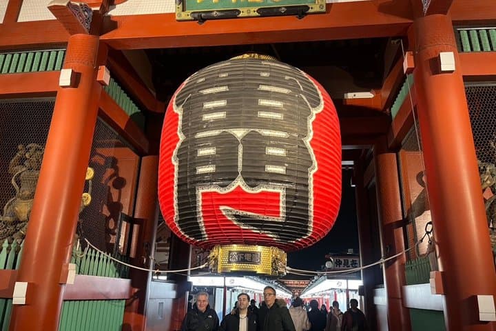Tokyo Asakusa Night Photo Tour: Quiet Streets & Lit Temple — photo 15